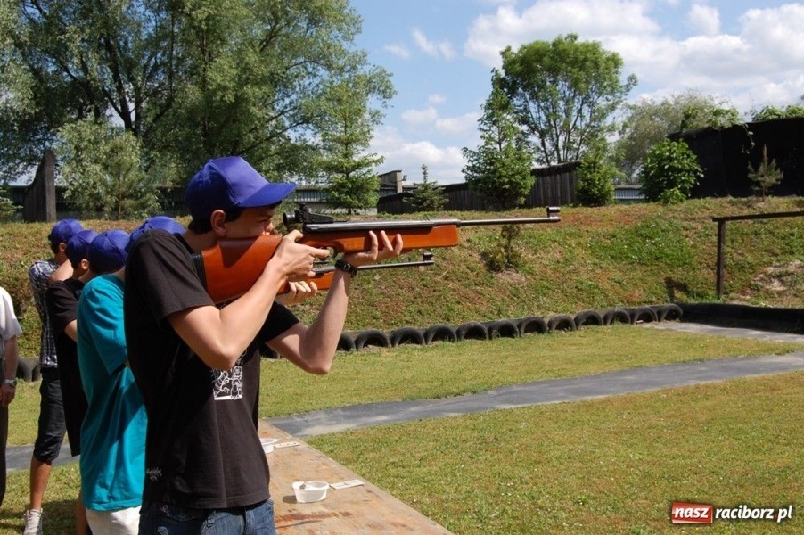 Zdjęcie w galerii na portalu naszraciborz.pl: Uczniowie strzelali na Łąkowej wiadomości z regionu