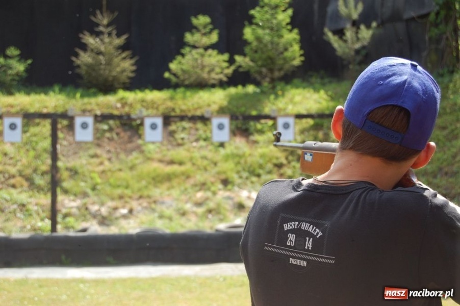 Zdjęcie w galerii na portalu naszraciborz.pl: Uczniowie strzelali na Łąkowej wiadomości z regionu