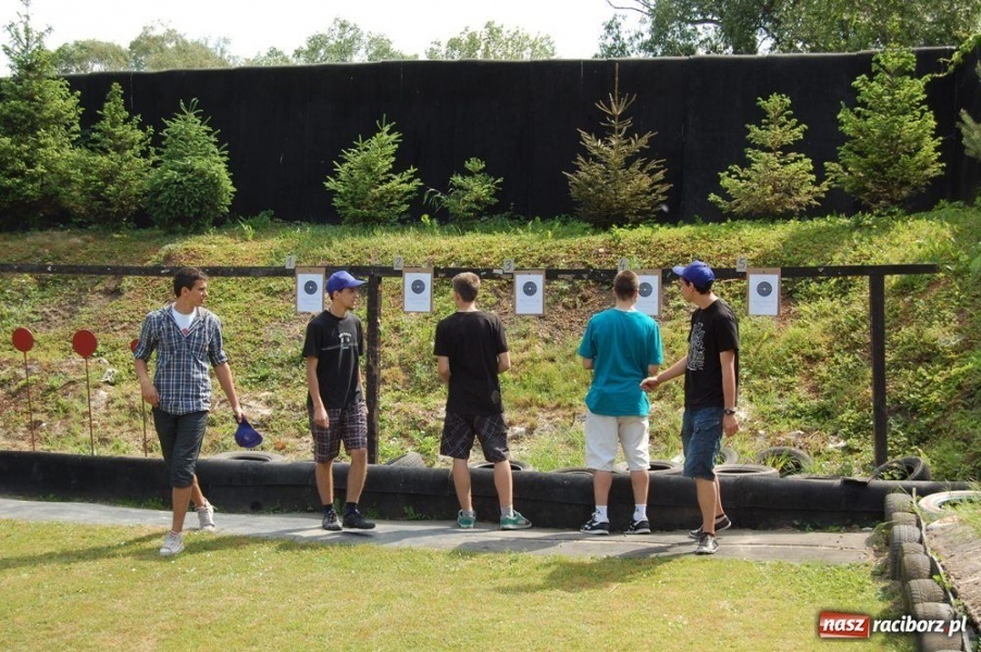 Zdjęcie w galerii na portalu naszraciborz.pl: Uczniowie strzelali na Łąkowej wiadomości z regionu