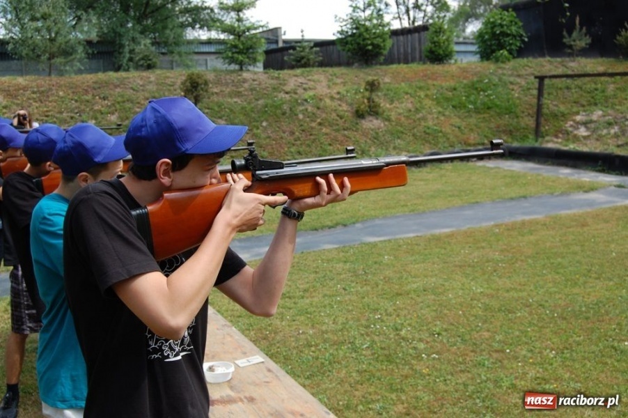 Zdjęcie w galerii na portalu naszraciborz.pl: Uczniowie strzelali na Łąkowej wiadomości z regionu