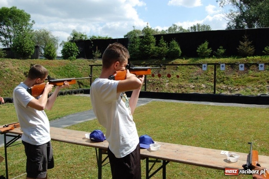 Zdjęcie w galerii na portalu naszraciborz.pl: Uczniowie strzelali na Łąkowej wiadomości z regionu