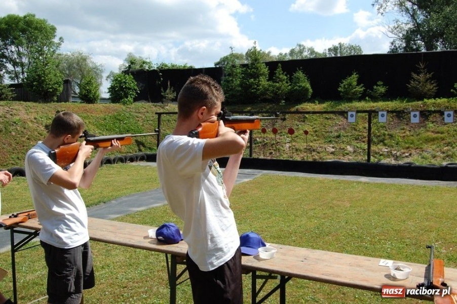 Zdjęcie w galerii na portalu naszraciborz.pl: Uczniowie strzelali na Łąkowej wiadomości z regionu
