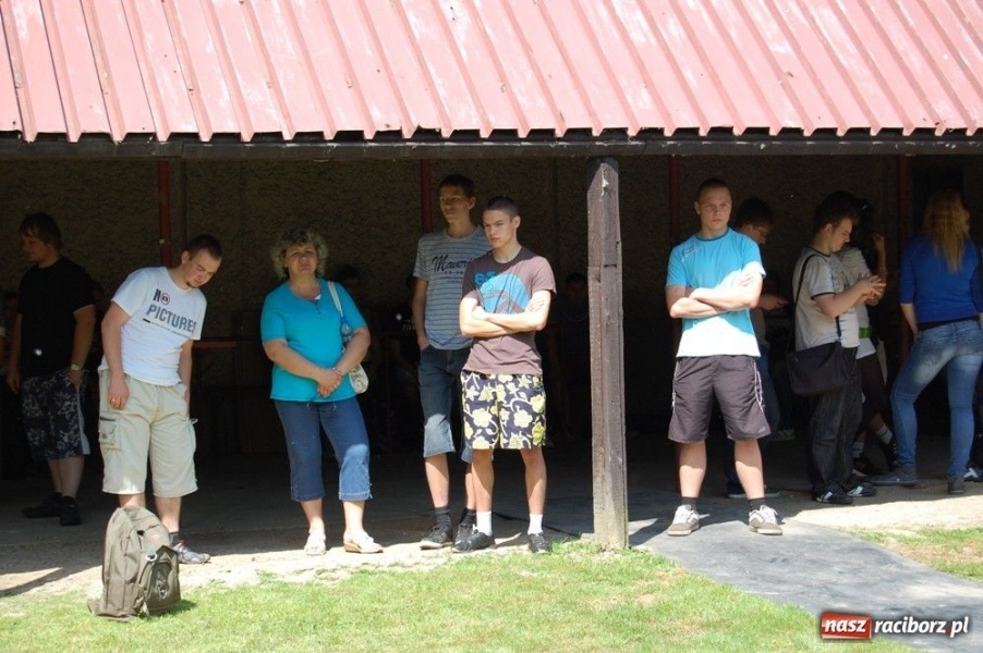 Zdjęcie w galerii na portalu naszraciborz.pl: Uczniowie strzelali na Łąkowej wiadomości z regionu