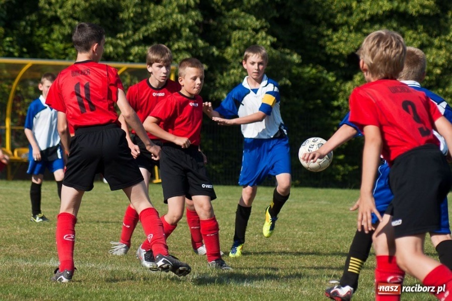 Zdjęcie w galerii na portalu naszraciborz.pl: Emocjonujące derby trampkarzy młodszych wiadomości z regionu