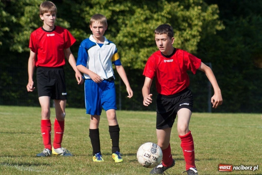 Zdjęcie w galerii na portalu naszraciborz.pl: Emocjonujące derby trampkarzy młodszych wiadomości z regionu