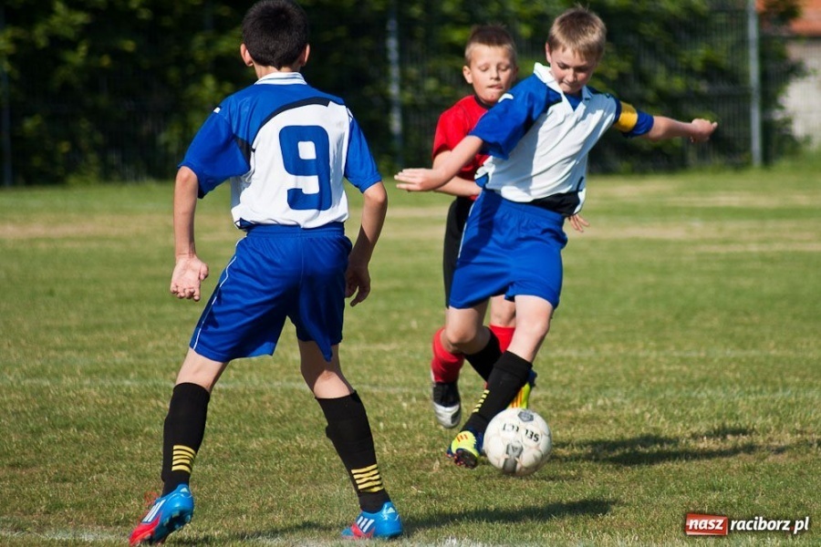 Zdjęcie w galerii na portalu naszraciborz.pl: Emocjonujące derby trampkarzy młodszych wiadomości z regionu