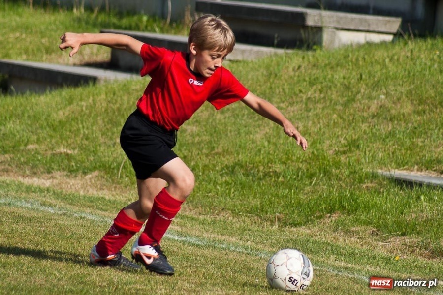 Zdjęcie w galerii na portalu naszraciborz.pl: Emocjonujące derby trampkarzy młodszych wiadomości z regionu