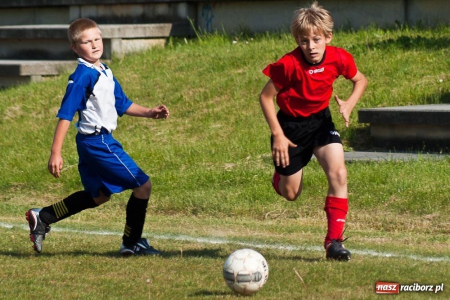 Zdjęcie w galerii na portalu naszraciborz.pl: Emocjonujące derby trampkarzy młodszych wiadomości z regionu