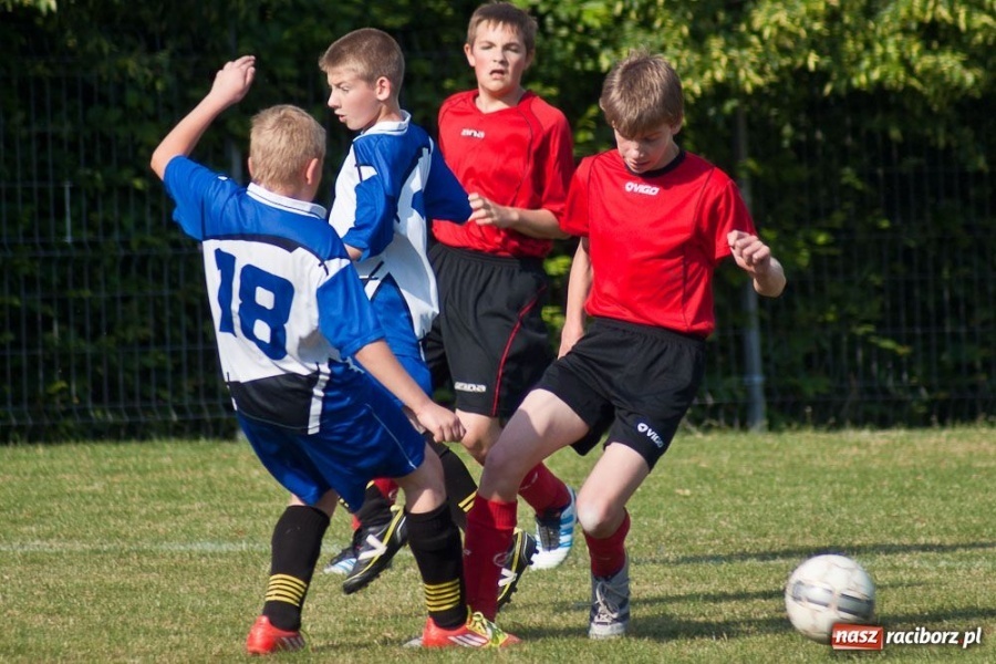 Zdjęcie w galerii na portalu naszraciborz.pl: Emocjonujące derby trampkarzy młodszych wiadomości z regionu