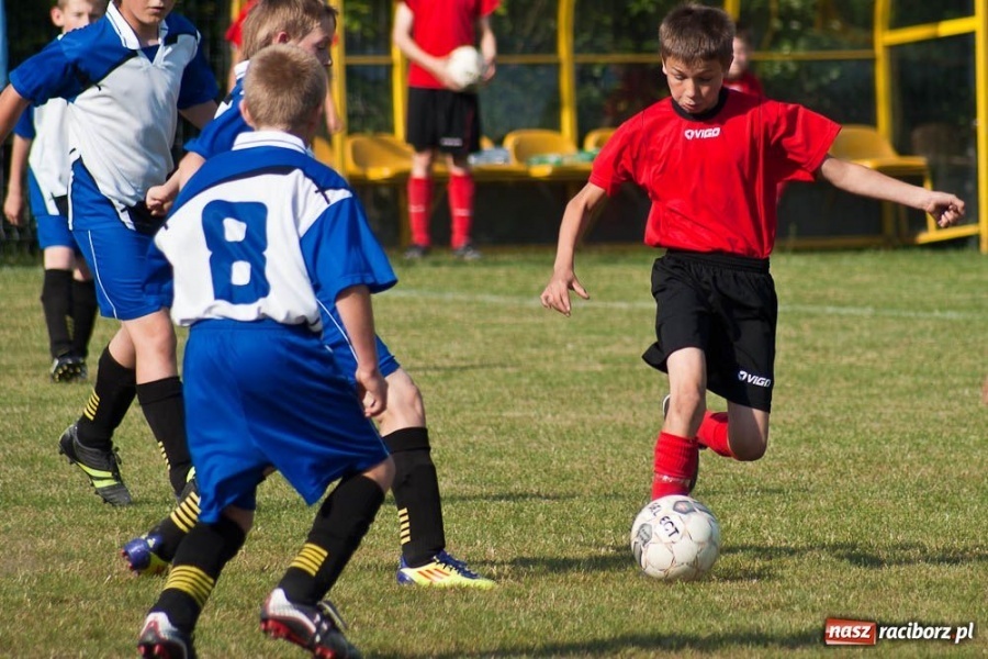 Zdjęcie w galerii na portalu naszraciborz.pl: Emocjonujące derby trampkarzy młodszych wiadomości z regionu