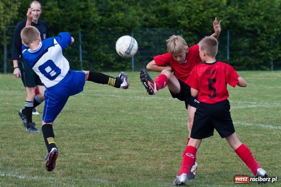 Zdjęcie w galerii na portalu naszraciborz.pl: Emocjonujące derby trampkarzy młodszych wiadomości z regionu
