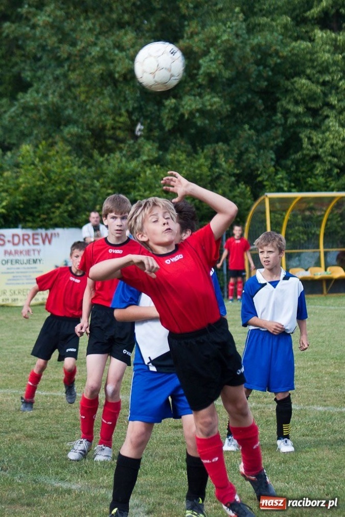 Zdjęcie w galerii na portalu naszraciborz.pl: Emocjonujące derby trampkarzy młodszych wiadomości z regionu