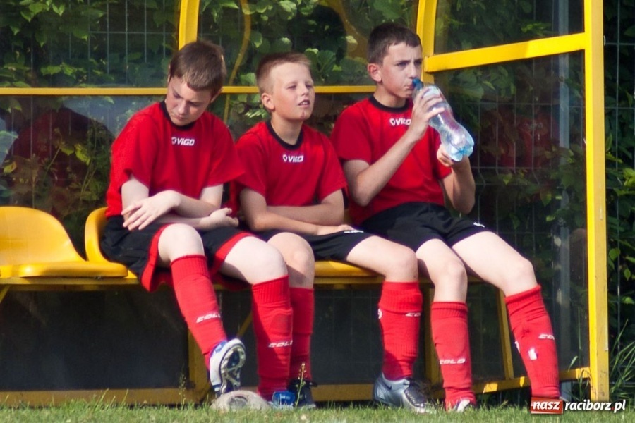 Zdjęcie w galerii na portalu naszraciborz.pl: Emocjonujące derby trampkarzy młodszych wiadomości z regionu
