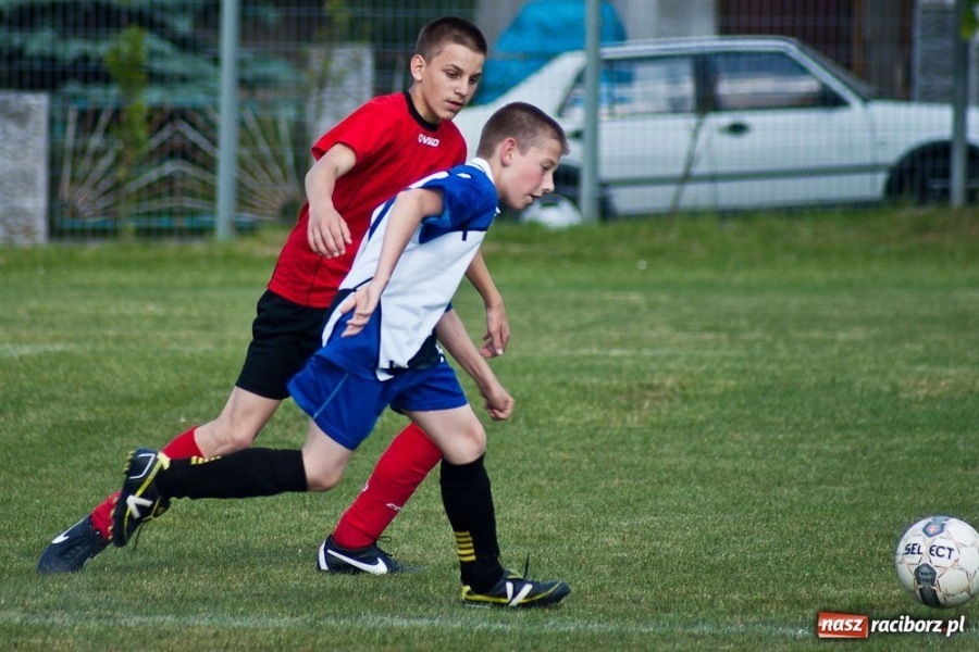Zdjęcie w galerii na portalu naszraciborz.pl: Emocjonujące derby trampkarzy młodszych wiadomości z regionu