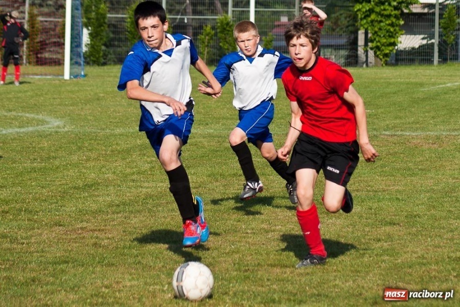 Zdjęcie w galerii na portalu naszraciborz.pl: Emocjonujące derby trampkarzy młodszych wiadomości z regionu