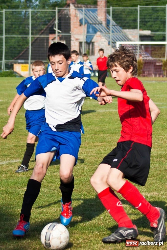Zdjęcie w galerii na portalu naszraciborz.pl: Emocjonujące derby trampkarzy młodszych wiadomości z regionu