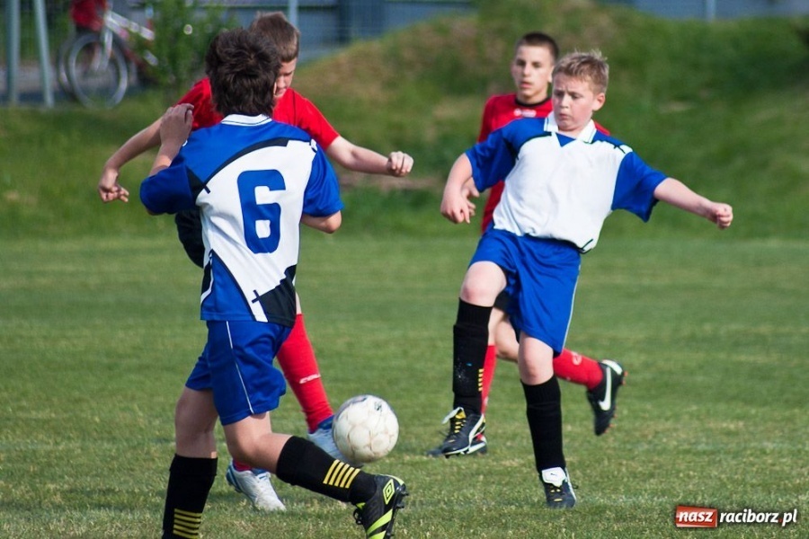 Zdjęcie w galerii na portalu naszraciborz.pl: Emocjonujące derby trampkarzy młodszych wiadomości z regionu