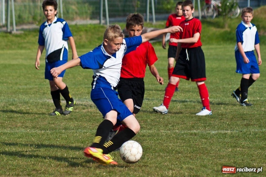 Zdjęcie w galerii na portalu naszraciborz.pl: Emocjonujące derby trampkarzy młodszych wiadomości z regionu