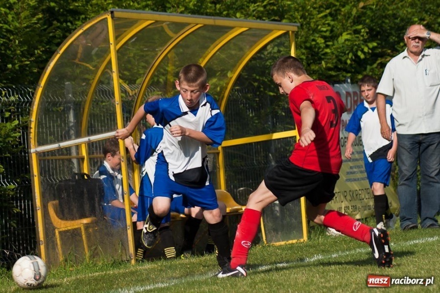 Zdjęcie w galerii na portalu naszraciborz.pl: Emocjonujące derby trampkarzy młodszych wiadomości z regionu