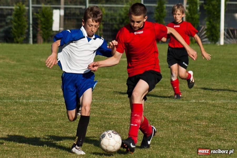 Zdjęcie w galerii na portalu naszraciborz.pl: Emocjonujące derby trampkarzy młodszych wiadomości z regionu