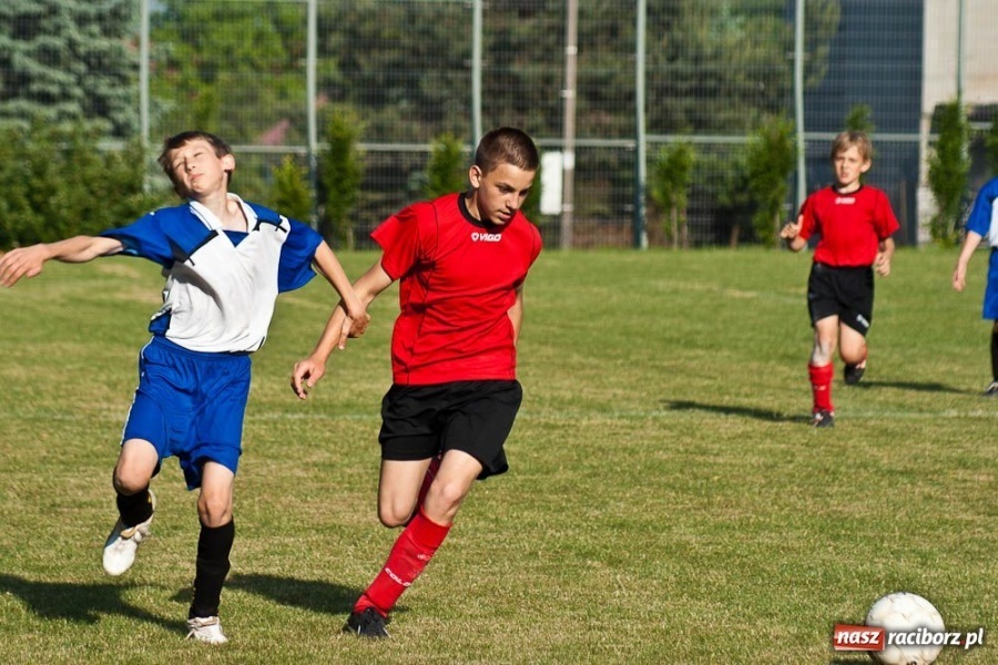 Zdjęcie w galerii na portalu naszraciborz.pl: Emocjonujące derby trampkarzy młodszych wiadomości z regionu