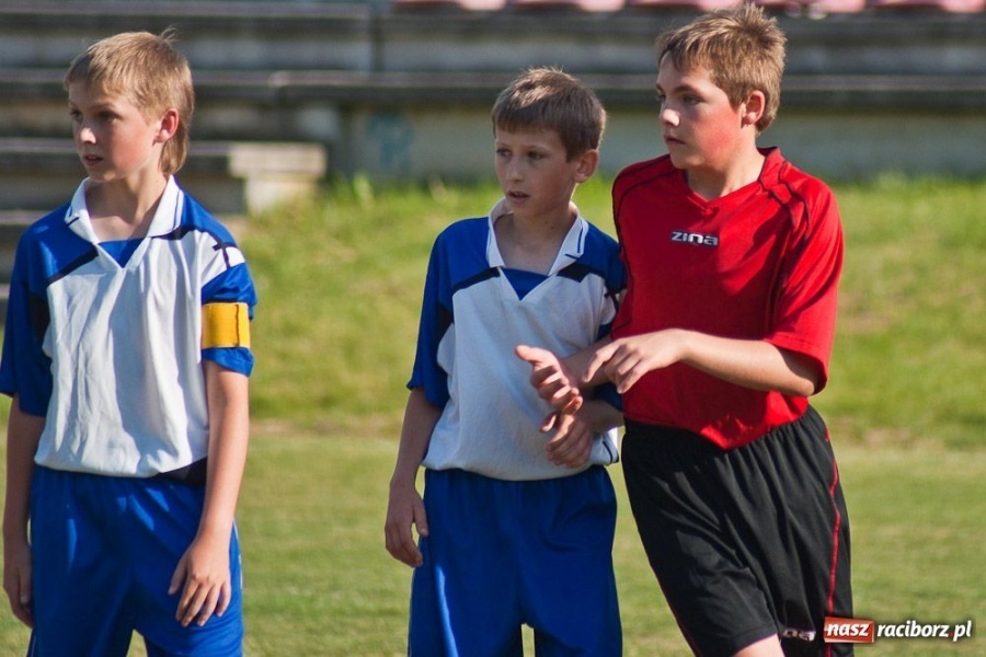 Zdjęcie w galerii na portalu naszraciborz.pl: Emocjonujące derby trampkarzy młodszych wiadomości z regionu