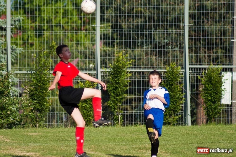 Zdjęcie w galerii na portalu naszraciborz.pl: Emocjonujące derby trampkarzy młodszych wiadomości z regionu
