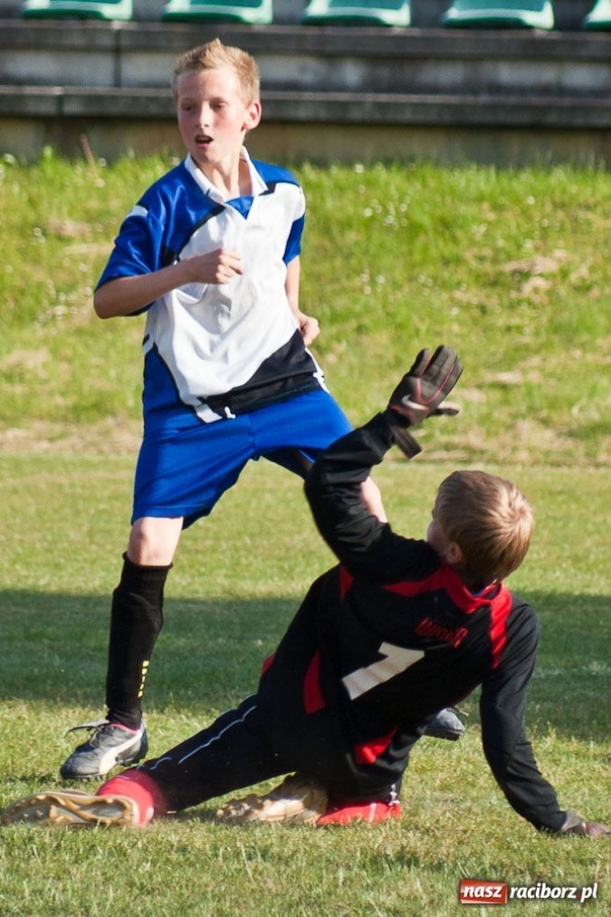 Zdjęcie w galerii na portalu naszraciborz.pl: Emocjonujące derby trampkarzy młodszych wiadomości z regionu