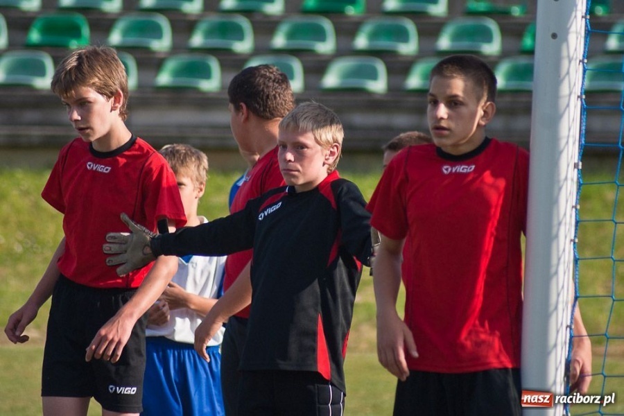 Zdjęcie w galerii na portalu naszraciborz.pl: Emocjonujące derby trampkarzy młodszych wiadomości z regionu