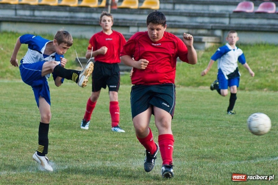 Zdjęcie w galerii na portalu naszraciborz.pl: Emocjonujące derby trampkarzy młodszych wiadomości z regionu