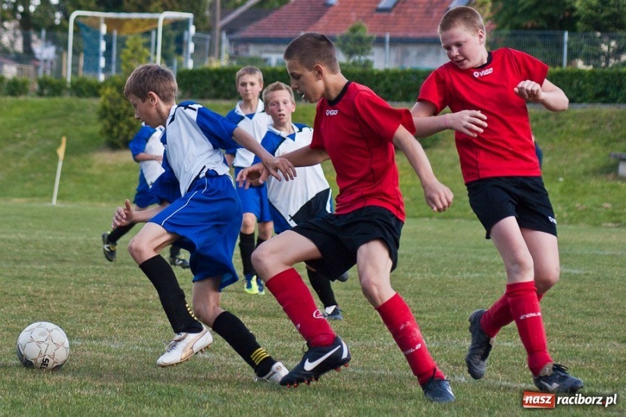 Zdjęcie w galerii na portalu naszraciborz.pl: Emocjonujące derby trampkarzy młodszych wiadomości z regionu