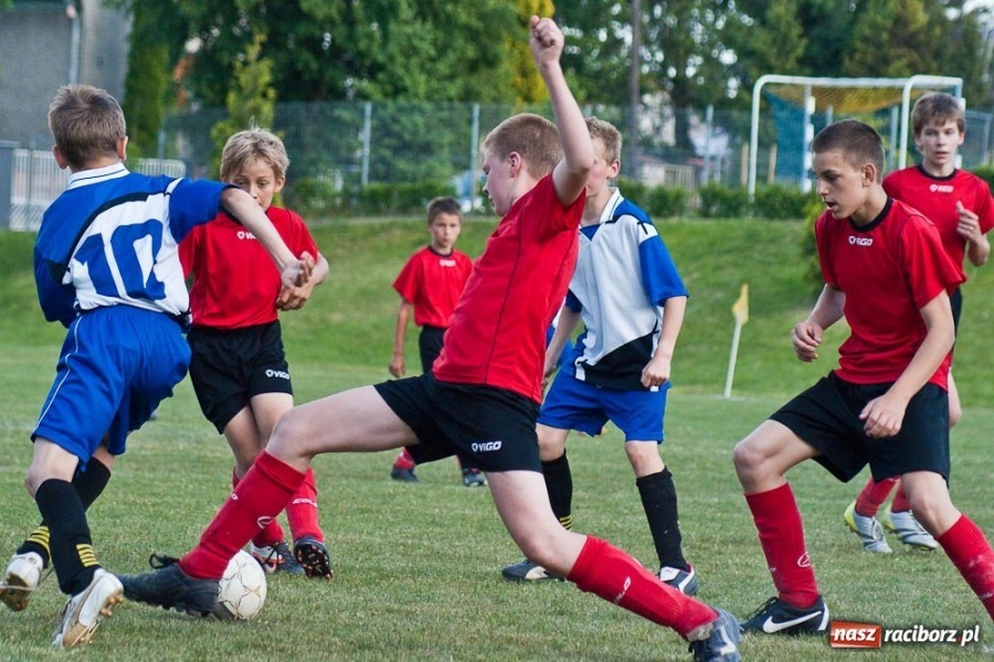 Zdjęcie w galerii na portalu naszraciborz.pl: Emocjonujące derby trampkarzy młodszych wiadomości z regionu