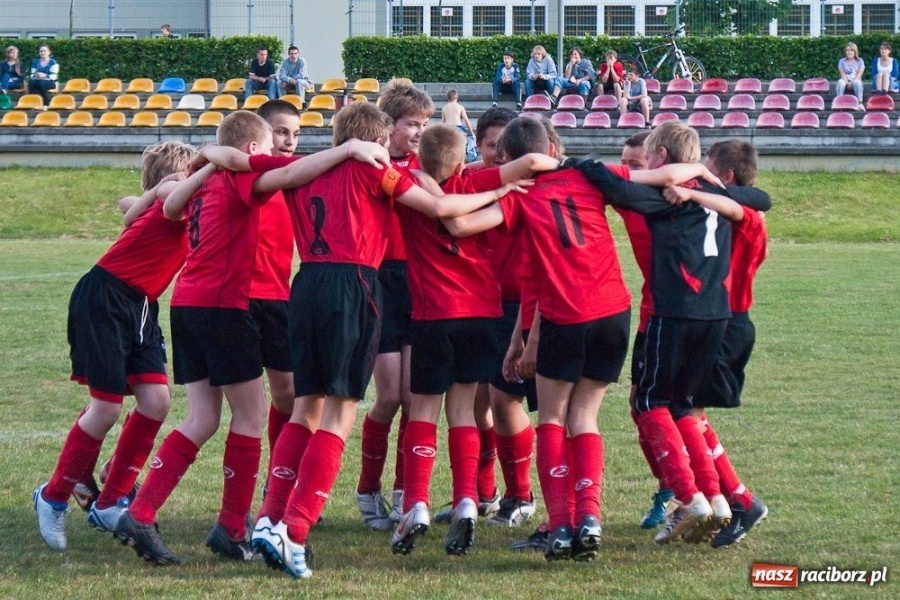 Zdjęcie w galerii na portalu naszraciborz.pl: Emocjonujące derby trampkarzy młodszych wiadomości z regionu