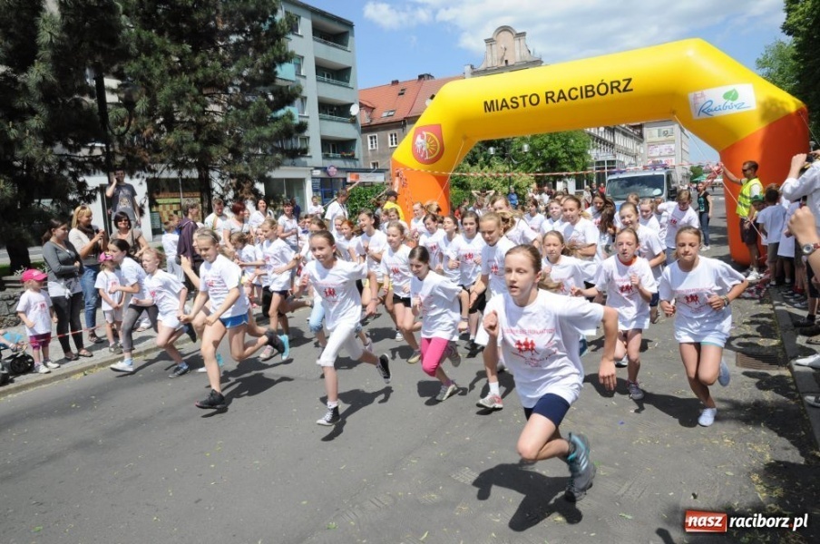 Zdjęcie w galerii na portalu naszraciborz.pl: Biegały dzieci, młodzież, rodziny i VIP-y wiadomości z regionu