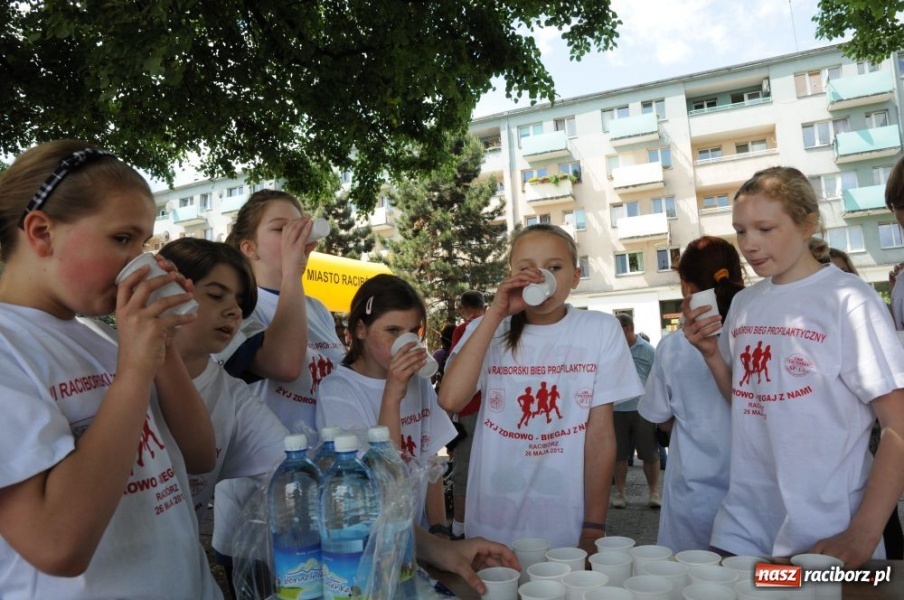 Zdjęcie w galerii na portalu naszraciborz.pl: Biegały dzieci, młodzież, rodziny i VIP-y wiadomości z regionu