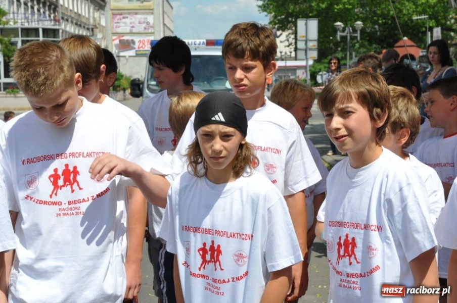 Zdjęcie w galerii na portalu naszraciborz.pl: Biegały dzieci, młodzież, rodziny i VIP-y wiadomości z regionu