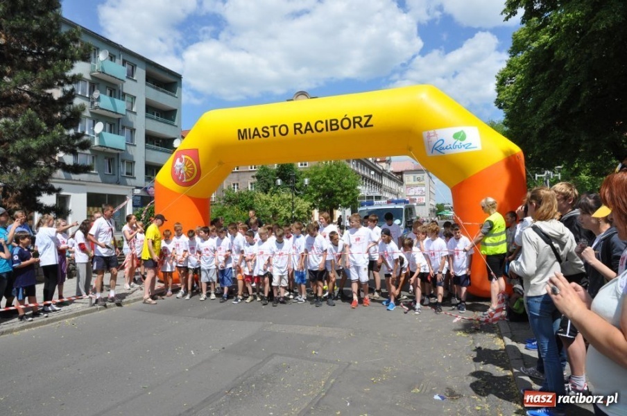 Zdjęcie w galerii na portalu naszraciborz.pl: Biegały dzieci, młodzież, rodziny i VIP-y wiadomości z regionu