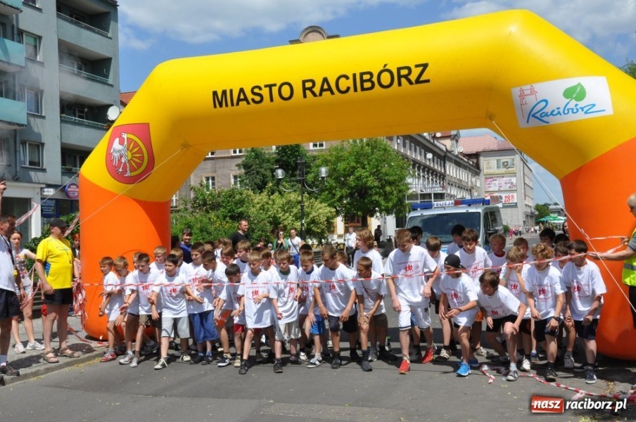 Zdjęcie w galerii na portalu naszraciborz.pl: Biegały dzieci, młodzież, rodziny i VIP-y wiadomości z regionu