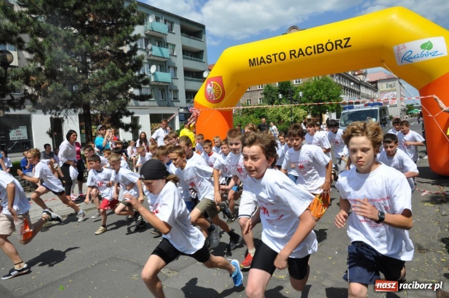 Zdjęcie w galerii na portalu naszraciborz.pl: Biegały dzieci, młodzież, rodziny i VIP-y wiadomości z regionu