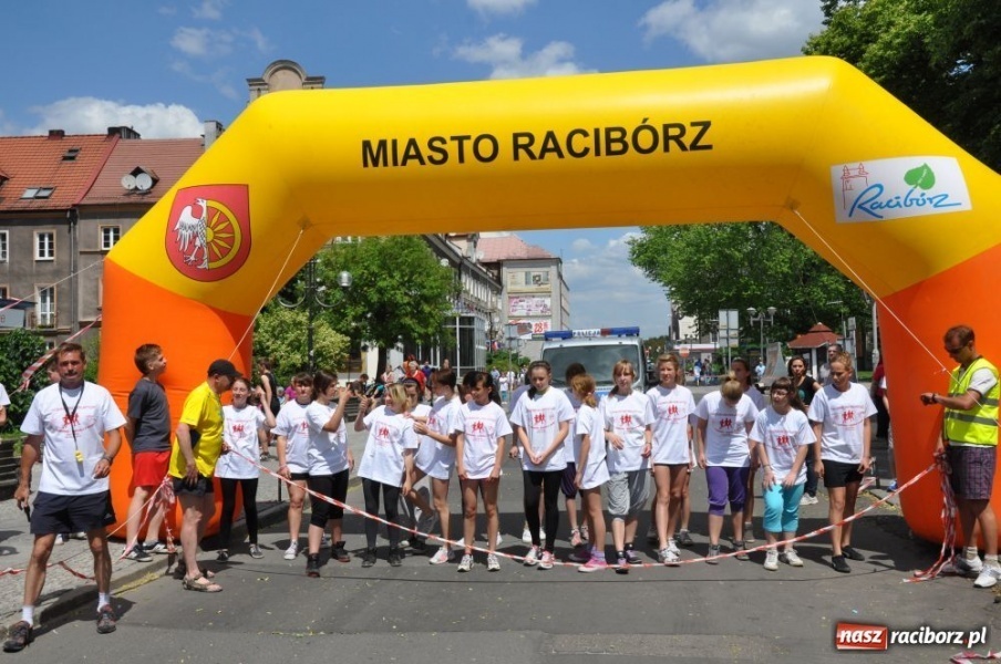 Zdjęcie w galerii na portalu naszraciborz.pl: Biegały dzieci, młodzież, rodziny i VIP-y wiadomości z regionu
