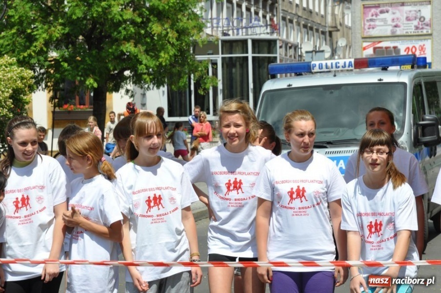 Zdjęcie w galerii na portalu naszraciborz.pl: Biegały dzieci, młodzież, rodziny i VIP-y wiadomości z regionu