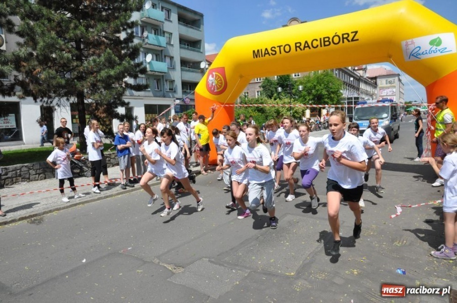 Zdjęcie w galerii na portalu naszraciborz.pl: Biegały dzieci, młodzież, rodziny i VIP-y wiadomości z regionu