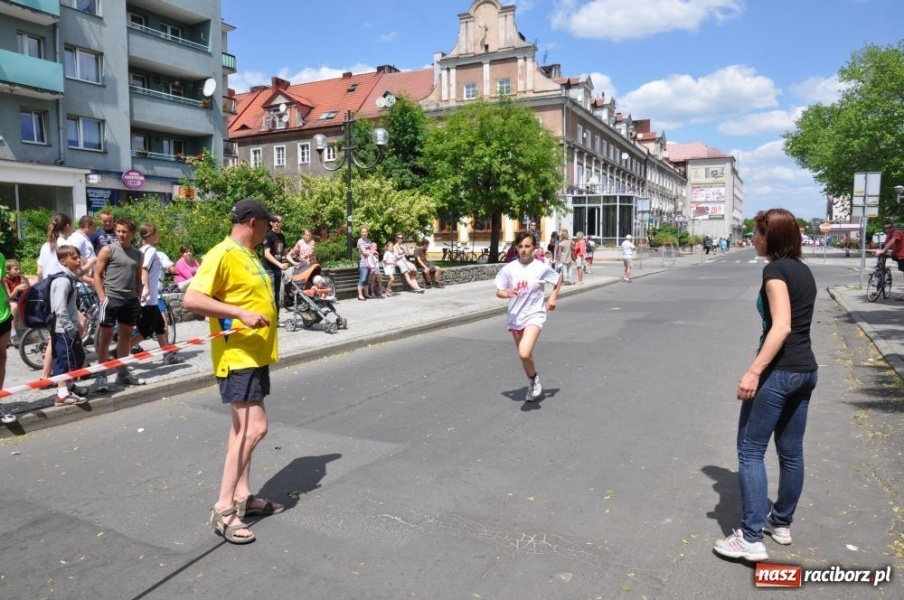 Zdjęcie w galerii na portalu naszraciborz.pl: Biegały dzieci, młodzież, rodziny i VIP-y wiadomości z regionu