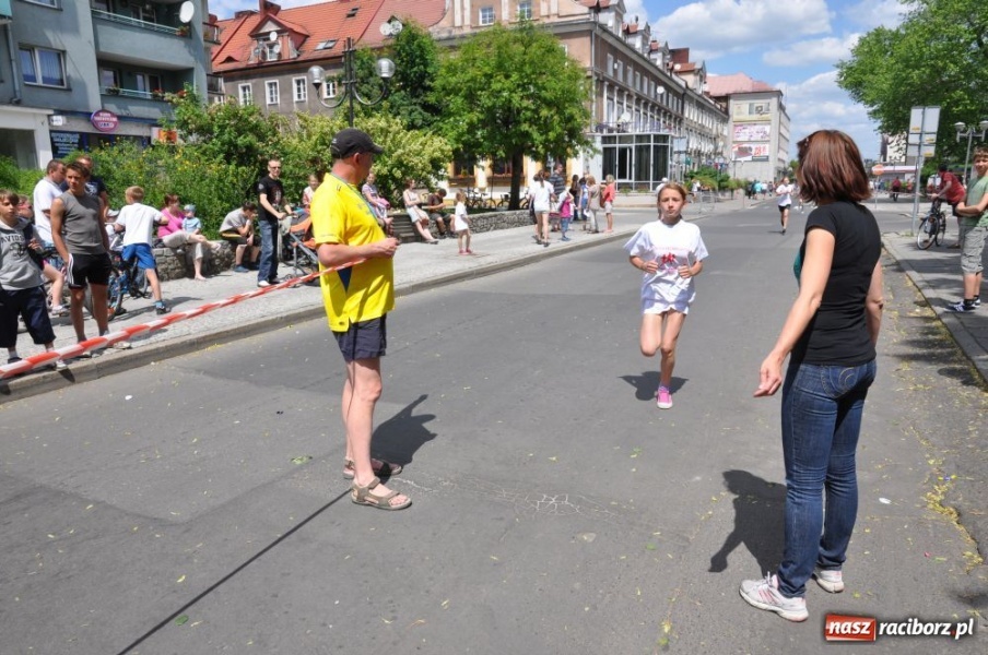 Zdjęcie w galerii na portalu naszraciborz.pl: Biegały dzieci, młodzież, rodziny i VIP-y wiadomości z regionu