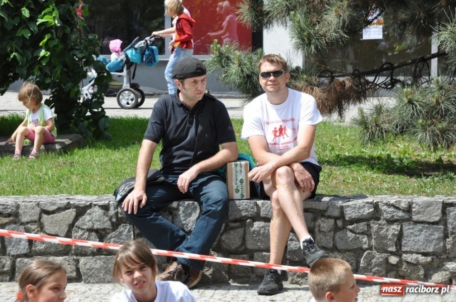 Zdjęcie w galerii na portalu naszraciborz.pl: Biegały dzieci, młodzież, rodziny i VIP-y wiadomości z regionu