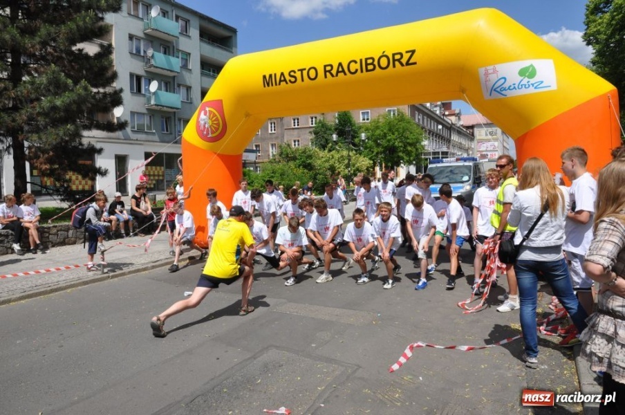 Zdjęcie w galerii na portalu naszraciborz.pl: Biegały dzieci, młodzież, rodziny i VIP-y wiadomości z regionu