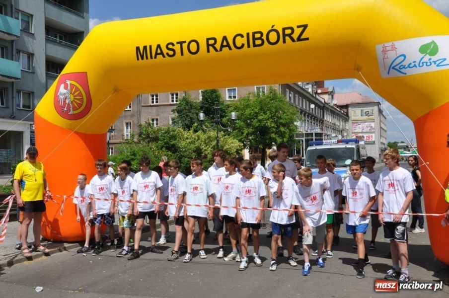 Zdjęcie w galerii na portalu naszraciborz.pl: Biegały dzieci, młodzież, rodziny i VIP-y wiadomości z regionu