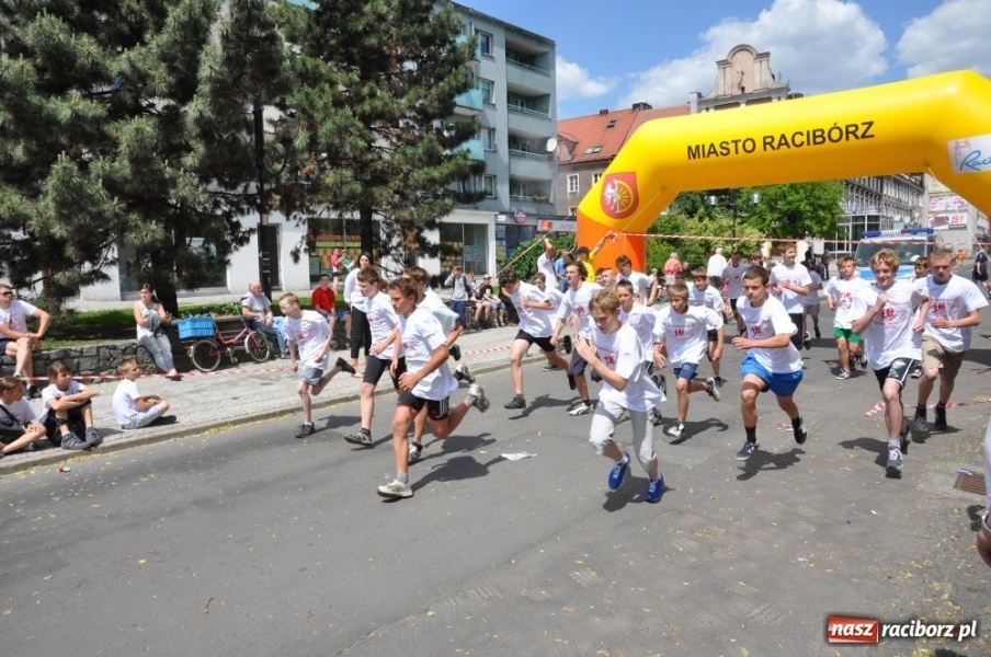 Zdjęcie w galerii na portalu naszraciborz.pl: Biegały dzieci, młodzież, rodziny i VIP-y wiadomości z regionu