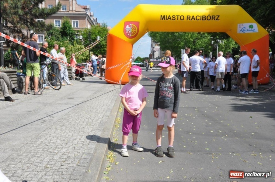 Zdjęcie w galerii na portalu naszraciborz.pl: Biegały dzieci, młodzież, rodziny i VIP-y wiadomości z regionu