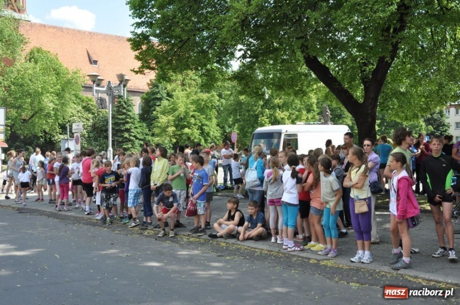 Zdjęcie w galerii na portalu naszraciborz.pl: Biegały dzieci, młodzież, rodziny i VIP-y wiadomości z regionu